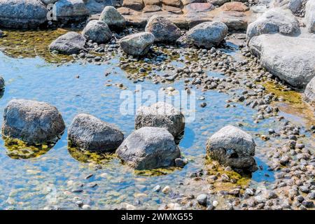 Nahaufnahme von Steinen und Kieseln in einem kleinen Wasserbecken in Südkorea Stockfoto