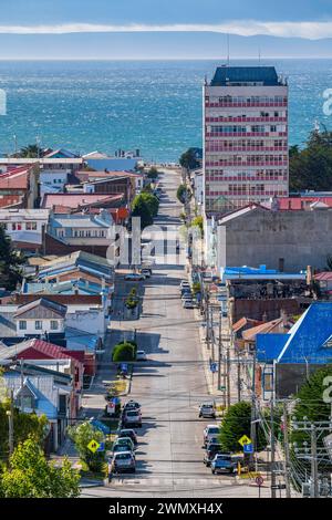 Blick von einem Hügel über Straßen und Häuser auf die Magellanstraße, die Stadt Punta Arenas, Patagonien, Chile Stockfoto