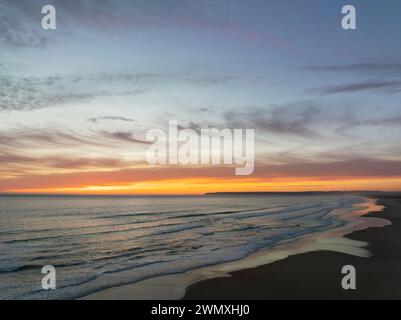 Sonnenuntergang an der Sandküste des Atlantischen Ozeans in der Nähe von Zahara de los Atunes. Luftaufnahme. Drohnenaufnahme. Costa de la Luz, Provinz Cadiz, Andalusien Stockfoto