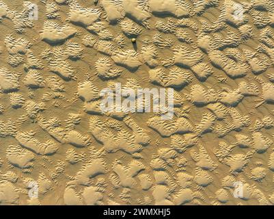 Sandformen bei Ebbe am Ufer des Atlantischen Ozeans in der Nähe von Cape Trafalgar. Luftaufnahme. Drohnenaufnahme. Costa de la Luz, Provinz Cadiz Stockfoto