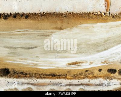 Detail in der Bonanza Salzfabrik in der Nähe von Sanlucar de Barrameda. Luftaufnahme. Drohnenaufnahme. Provinz Cadiz, Andalusien, Spanien Stockfoto