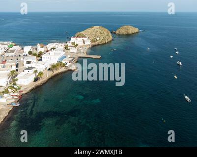 Das Fischerdorf La Isleta del Moro. Luftaufnahme. Drohnenaufnahme. Naturschutzgebiet Cabo de Gata-Nijar, Provinz Almeria, Andalusien, Spanien Stockfoto