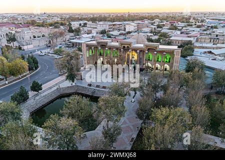 Außenansicht der Bolo Hauz Moschee in Buchara, Usbekistan, Zentralasien. Draufsicht Stockfoto