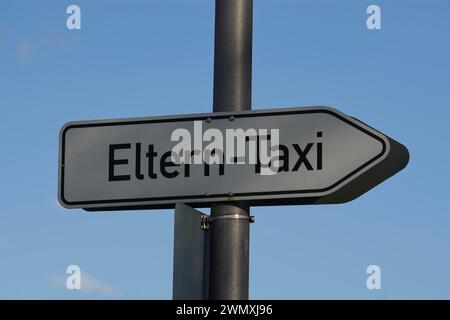 Eltern Taxi, Schule, Schild, Hubschraubereltern, Hubschraubereltern, Hubschraubereltern, Pflege, Eltern, Kinder, Helikoptereltern, Kinderpsychologie, Jugendpsychologie Stockfoto