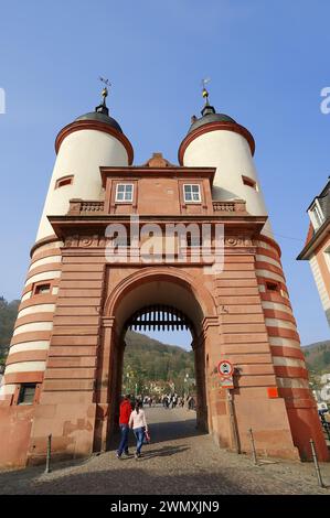 Brückentor der Karl-Theodor-Brücke, Alte Brücke, Heidelberg, Baden-Württemberg, Deutschland Stockfoto