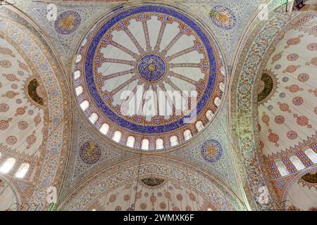 Innenraum der Kuppel, Fatih Moschee, Fatih Camii, Eroberungsmoschee, Fatih Viertel, Istanbul, europäischer Teil, Türkei Stockfoto