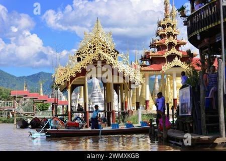 Goldene Stupas in der Shwe Indein Pagode, Inle Lake, Khan State, Myanmar Stockfoto