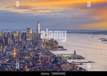 Die Skyline von New York City, New York, USA bildet sich in der Abenddämmerung. Stockfoto