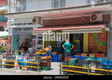 Obst und Gemüse vor einem kleinen Stadtladen, Xanthi, Ostmakedonien und Thrakien, Griechenland Stockfoto
