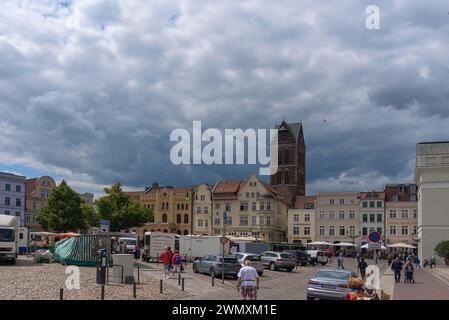 Marktplatz mit historischen Häusern, hinter dem verbliebenen Turm der Marienkirche, Wismar, Mecklenburg-Vorpommern, Deutschland Stockfoto