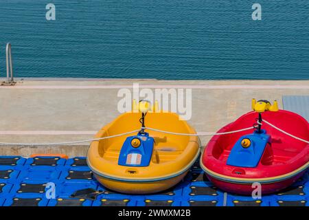 Kleine Elektroboote für Kinder auf dem Pier des Seehafens in Pyeongtaek, Südkorea Stockfoto