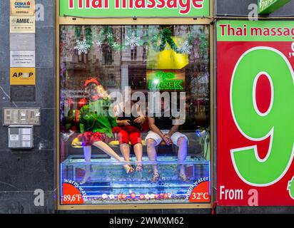 Bunte Werbung am Schaufenster, Thai Massage, Prag, Tschechische Republik Stockfoto