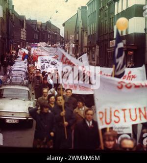 ECHE DEU, Deutschland, Dortmund: Persönlichkeiten aus Politik, Wirtschaft und Kultur aus den Jahren 1965-90 Ruhrgebiet.Friedensbewegung. Demonstration .CA Stockfoto