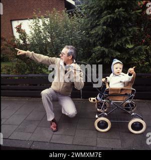 ECHE DEU, Dortmund: Persönlichkeiten aus Politik, Wirtschaft und Kultur aus den Jahren 1965-90 Harsewinkel. Hausmann und Vater mit seinem Stockfoto