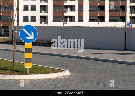 Obligatorischer Umweg rechts oder rechtes Straßenschild halten, Straßensicherheit Stockfoto