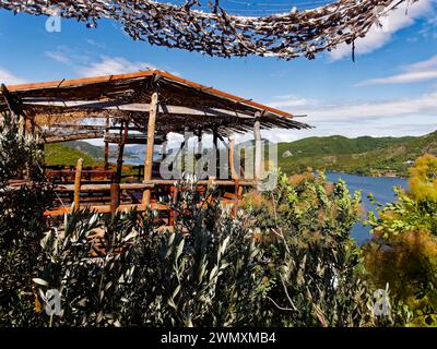 Ledi's Place, Restaurant, Hostel und Camp mit Blick auf den Koman-Stausee in der Wildnis der albanischen Alpen im Norden Albaniens. Koman, Qark Stockfoto