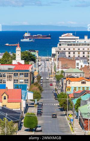 Blick von einem Hügel über Straßen und Häuser auf die Magellan-Straße, Schiffe und ein Tankschiff im Hintergrund, Stadt Punta Arenas, Patagonien, Chile Stockfoto