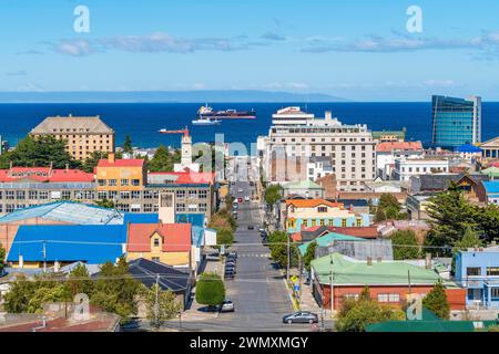 Blick von einem Hügel über Straßen und Häuser auf die Magellan-Straße, Schiffe und ein Tankschiff im Hintergrund, Stadt Punta Arenas, Patagonien, Chile Stockfoto