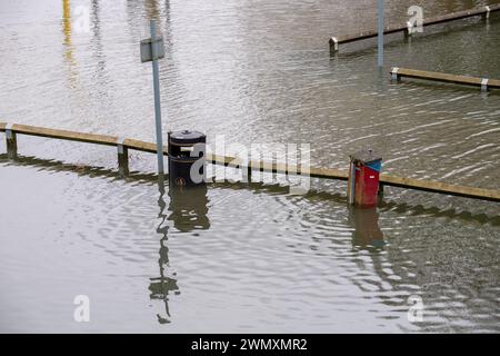 Wallingford, Oxfordshire, Großbritannien. Februar 2024. Der Parkplatz am Riverside in Wallingford bleibt unter Wasser. Die Themse in Wallingford, Oxfordshire, ist wieder über die Ufer geplatzt. Für die Themse, einschließlich Wallingford, gibt es weiterhin einen Hochwasseralarm. Quelle: Maureen McLean/Alamy Live News Stockfoto