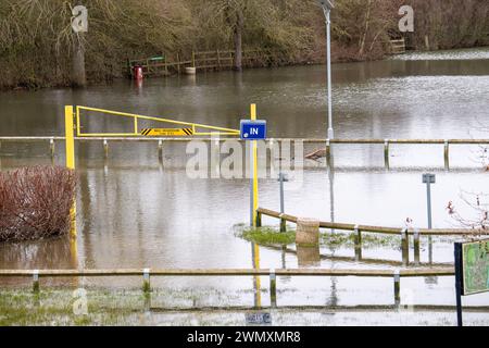 Wallingford, Oxfordshire, Großbritannien. Februar 2024. Der Parkplatz am Riverside in Wallingford bleibt unter Wasser. Die Themse in Wallingford, Oxfordshire, ist wieder über die Ufer geplatzt. Für die Themse, einschließlich Wallingford, gibt es weiterhin einen Hochwasseralarm. Quelle: Maureen McLean/Alamy Live News Stockfoto