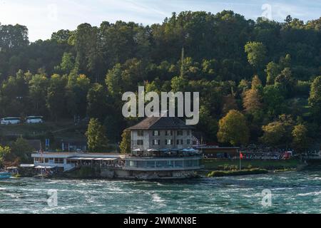 Rheinfall von Schloss Laufen, Restaurant Schloessli Woerth, Stromschnellen, Kanton Zürich, Neuhausen, Schweiz Stockfoto