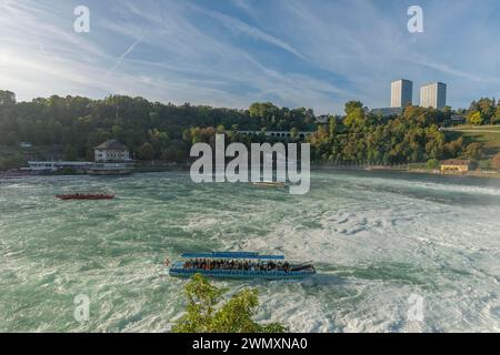 Rheinfall vom Schloss Laufen aus gesehen, Touristenboote, Restaurant Schloessli Woerth, Stromschnellen, Kanton Zürich, in Neuhausen, Schweiz Stockfoto