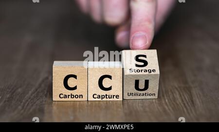 Cubes bilden den Ausdruck CCU (Carbon Capture Utilization) und CCS (Carbon Capture Storage). Stockfoto