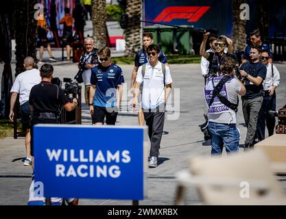 BAHRAIN - Logan Sargeant (Williams) und Alexander Albon (Williams) auf dem Bahrain International Circuit in der Wüste Sakhir vor dem Großen Preis von Bahrain. ANP REMKO DE WAAL Stockfoto