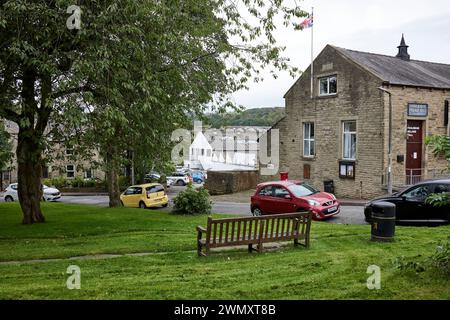 Im September ein Blick über das Dorfgrün in Richtung einer industriellen Fabrikeinheit in Foulridge, Lancashire. Stockfoto