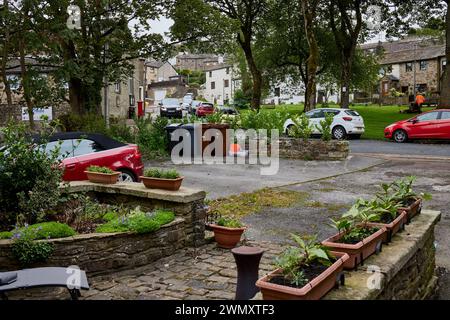 Im September bietet sich ein Blick auf das Dorfgrün über gepflegten Gärten in Foulridge, Lancashire Stockfoto