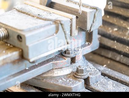 Die CNC-Drehmaschine fräst über die Frässpindel geschlitzte Spindelteile aus Messing und anderen Hartmetallen. Hightech-Metallbearbeitung mit CNC-Drehung Stockfoto
