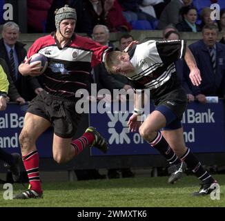 EDINBURGH REIVERS V CROSSKEYS , MYRESIDE, EDINBURGH, 1.04.01. Reivers Simon Taylor wird von Keys Chad Bushell angegriffen. Stockfoto