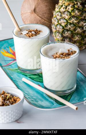 Ananasprotein-Smoothies mit kohlenhydratarmem Granola, fertig zum Trinken. Stockfoto