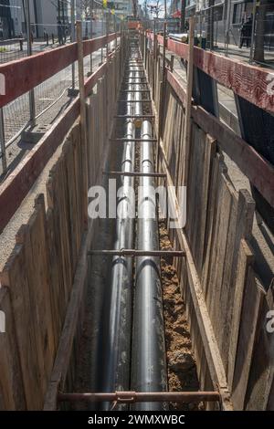 Gennevilliers, Frankreich - 02 02 2024: Straßenbauarbeiten im Hintergrund. Entwicklung von Heizungsnetzen Stockfoto