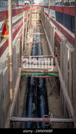 Gennevilliers, Frankreich - 02 02 2024: Straßenbauarbeiten im Hintergrund. Entwicklung von Heizungsnetzen Stockfoto