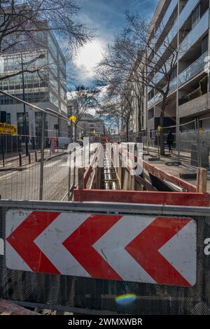 Gennevilliers, Frankreich - 02 02 2024: Straßenbauarbeiten im Hintergrund. Entwicklung von Heizungsnetzen Stockfoto