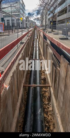 Gennevilliers, Frankreich - 02 02 2024: Straßenbauarbeiten im Hintergrund. Entwicklung von Heizungsnetzen Stockfoto