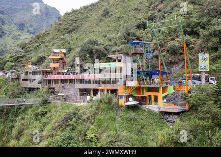 Banos, Ecuador - 27. März 2023: Seilrutschen und Brücke mit vielen Abenteuerfahrten über den Rio Blanco in Banos, Ecuador Stockfoto