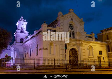 Cuenca, Ecuador - 2. April 2023: Iglesia del Sagrario (alte Kathedrale von Cuenca) bei Nacht im Parque Calderón Stockfoto