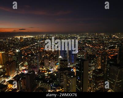 Nachtsicht von Autos und Fahrzeugen auf der Autobahn. Skyline Von Makati. Metro Manila. Philippinen. Stockfoto