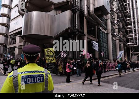 London, Großbritannien. FEB. 2024. Mitglieder der Extinction Rebellion fordern von den Versicherern, die Unterstützung für klimaschädliche Projekte einzustellen. Dringende Forderung nach sofortiger Einstellung der Deckung für neue Vorhaben mit fossilen Brennstoffen, Achtung der Menschenrechte und Unterstützung eines gerechten Übergangs zu Projekten mit erneuerbaren Energien. Einer von einer Reihe globaler Proteste gegen Unternehmen, die weltweit Projekte für fossile Brennstoffe sichern. (Foto: Joao Daniel Pereira/SIPA USA) Stockfoto