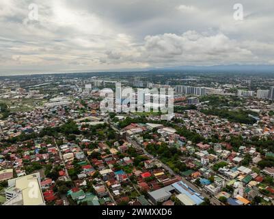Moderne Stadt mit Dörfern am Fluss. Iloilo City. Panay Island. Philippinen. Stockfoto