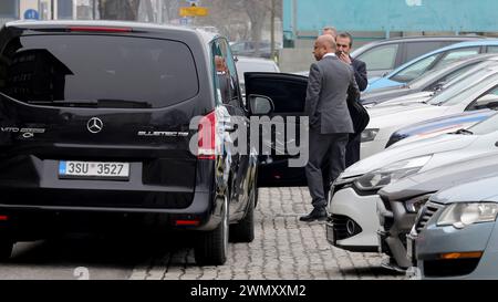 Ostrava, Tschechische Republik. Februar 2024. Der britische Geschäftsmann Sanjeev Gupta (2. Rechts) trifft am 28. Februar 2024 vor dem Regionalgericht in Ostrava ein, um die mögliche Aufhebung des Moratoriums und des Umstrukturierungsplans des Stahlherstellers Liberty Ostrava, Ostrava, zu erörtern. Quelle: Petr Sznapka/CTK Photo/Alamy Live News Stockfoto