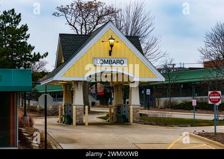 Lombard, IL, USA - 27. Februar 2024: Old Second National Bank Drive-up Geldautomat in der Innenstadt von Lombard, IL, in der Nähe der Metra Station. Stockfoto