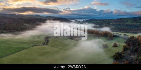 Nebliger Herbstmorgen über dem Fleet Valley, in der Nähe von Gatehouse of Fleet, Dumfries & Galloway, Schottland Stockfoto