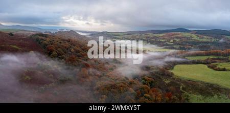 Nebliger Herbstmorgen über dem Fleet Valley, in der Nähe von Gatehouse of Fleet, Dumfries & Galloway, Schottland Stockfoto