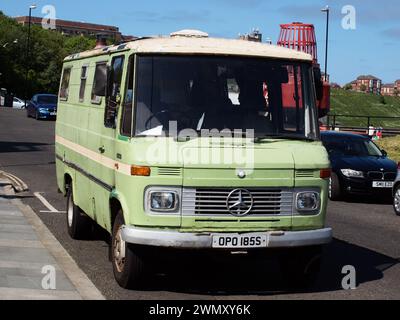 Ein 1977er-Wohnmobil „Mercedes Benz 608D“ in Limonengrün mit markantem Rauchschacht, der durch das Dach des Fahrzeugs ragt. Stockfoto