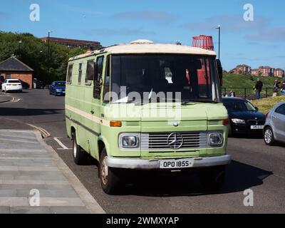 Ein 1977er-Wohnmobil „Mercedes Benz 608D“ in Limonengrün mit markantem Rauchschacht, der durch das Dach des Fahrzeugs ragt. Stockfoto