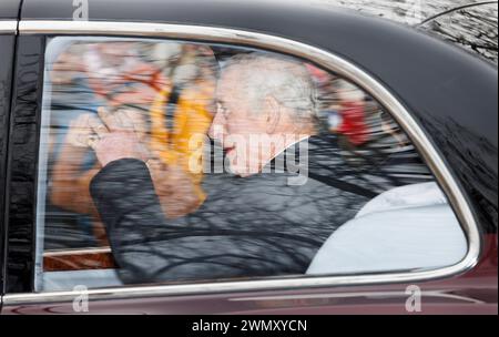 *** EXKLUSIV *** SONDERTARIFE *** 28.02.2024. London, Großbritannien. König Karl III. Winkt der Öffentlichkeit zu, als er das Clarence House in Westminster verlässt. König Karl III., der derzeit wegen Krebs behandelt wird, und Prinz Wilhelm verpassten gestern eine Gedenkfeier für den verstorbenen König Konstantin von Griechenland auf Schloss Windsor. Foto: Ben Cawthra/SIPA USA **KEINE VERKÄUFE in Großbritannien** Stockfoto