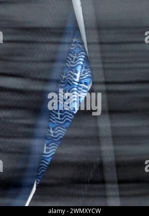 *** EXKLUSIV *** SONDERTARIFE *** 28.02.2024. London, Großbritannien. Eine Krawatte unter griechischer Flagge, die König Karl III. Trug, als er Clarence House in Westminster, Zentrum von London verließ. König Karl III., der derzeit wegen Krebs behandelt wird, und Prinz Wilhelm verpassten gestern eine Gedenkfeier für den verstorbenen König Konstantin von Griechenland auf Schloss Windsor. Foto: Ben Cawthra/SIPA USA **KEINE VERKÄUFE in Großbritannien** Stockfoto